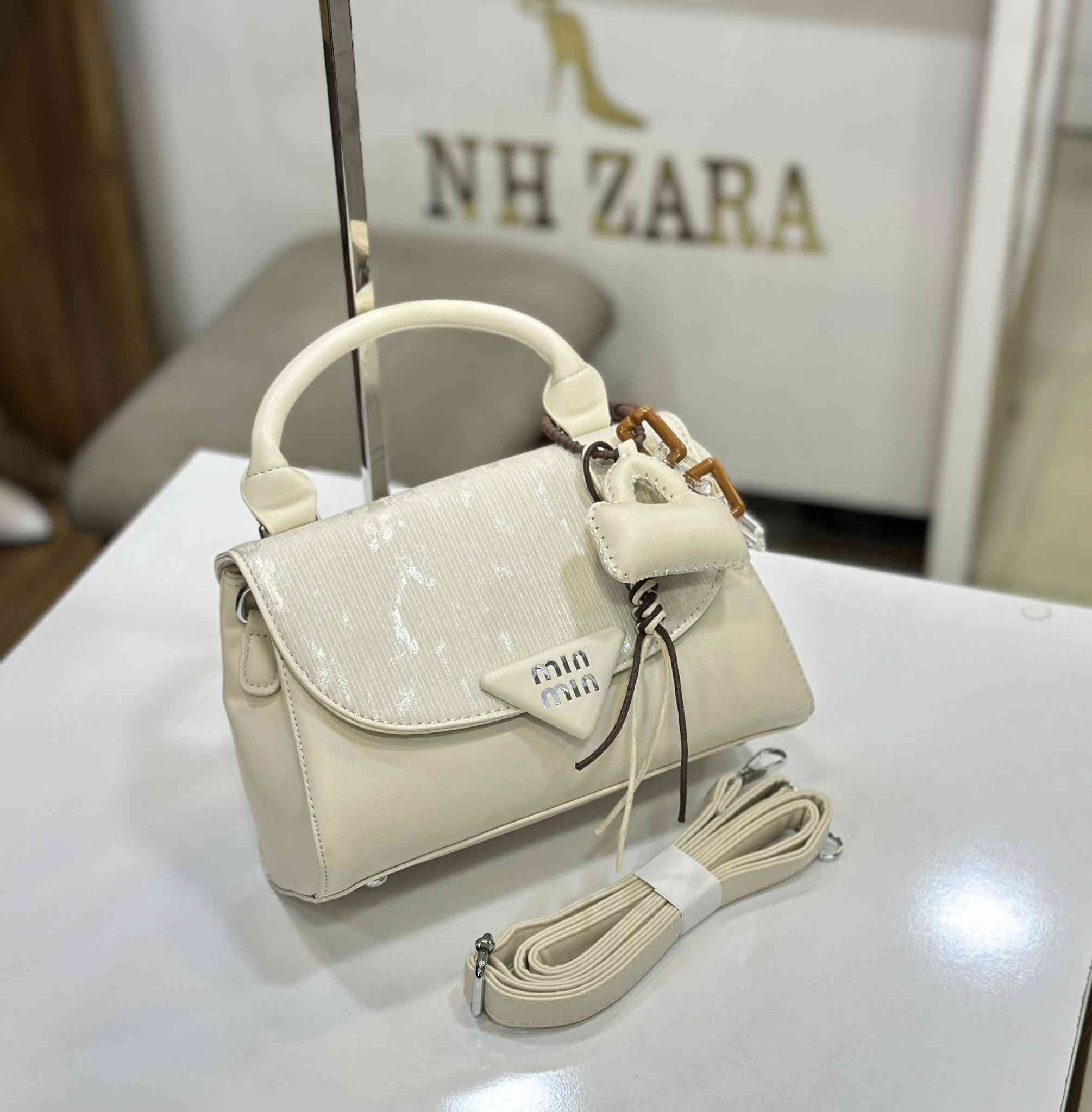 وجبة جديدة من الحقائب البناتية👜💼🌸🥰
جميع الموديلات حجم وسط جلد طري ✅🌺

السعر مكتوب اسفل كل صورة 💵👇👇

الموصل / الزهور - مجمع عزيز فتحي ط3 🌹

التوصيل داخل الموصل الفين دينار فقط 🚗🚕

التوصيل للاقضية والنواحي والمحافظات 5 الاف🚗🚕

المحل مفتوح يوميا من 11 صباحا الى  10 مساءا 🙏🌺⏰

لطلب التوصيل يرجى ارسال :
- صورة الموديل مع ذكر اللون والقياس 👝🧳👠👞👟
- اسم الحي مع اقرب نقطه دالة 🏡
- رقم الهاتف ☎️


**إذا كنت صاحب هذا الإعلان وتريد حذفه لأي سبب، رجاءا أرسل رسالة إلى الدعم الفني**