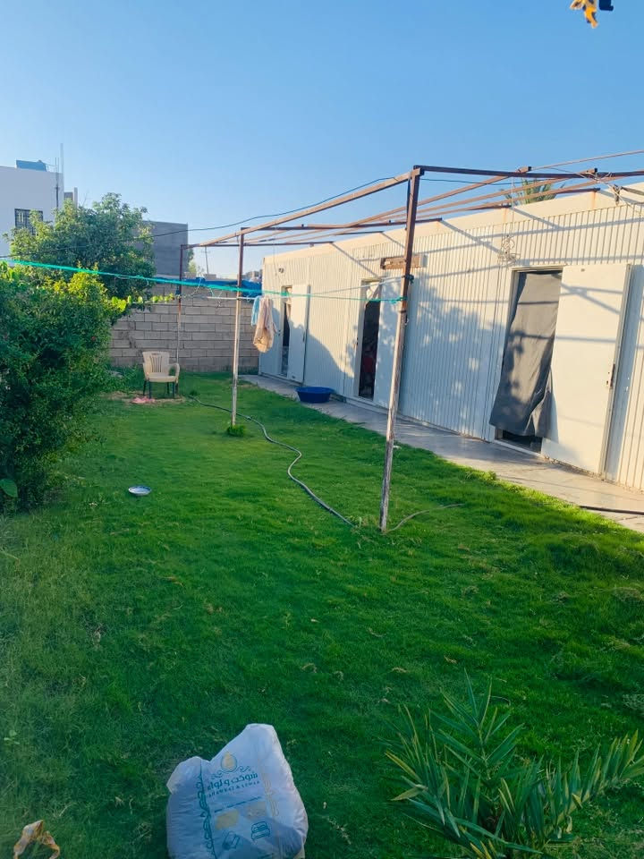 قطعة ارض للبيع 520 متر +كرفان امريكي ٣ غرف مع ملحق صحيات و مطبخ مؤجر حالياً المشتري يستلم الايجار بداية الشهر القادم
الموقع بالقرب من مدرسة المختار 
الارض والكرفان جاهز من كلشي واصله ماء وكهرباء وتبليط كامل مكمل 
سعر الارض مع الكرفان مع الملحق ١٥ مليون وبي مجال 
للاستفسار 
***********
