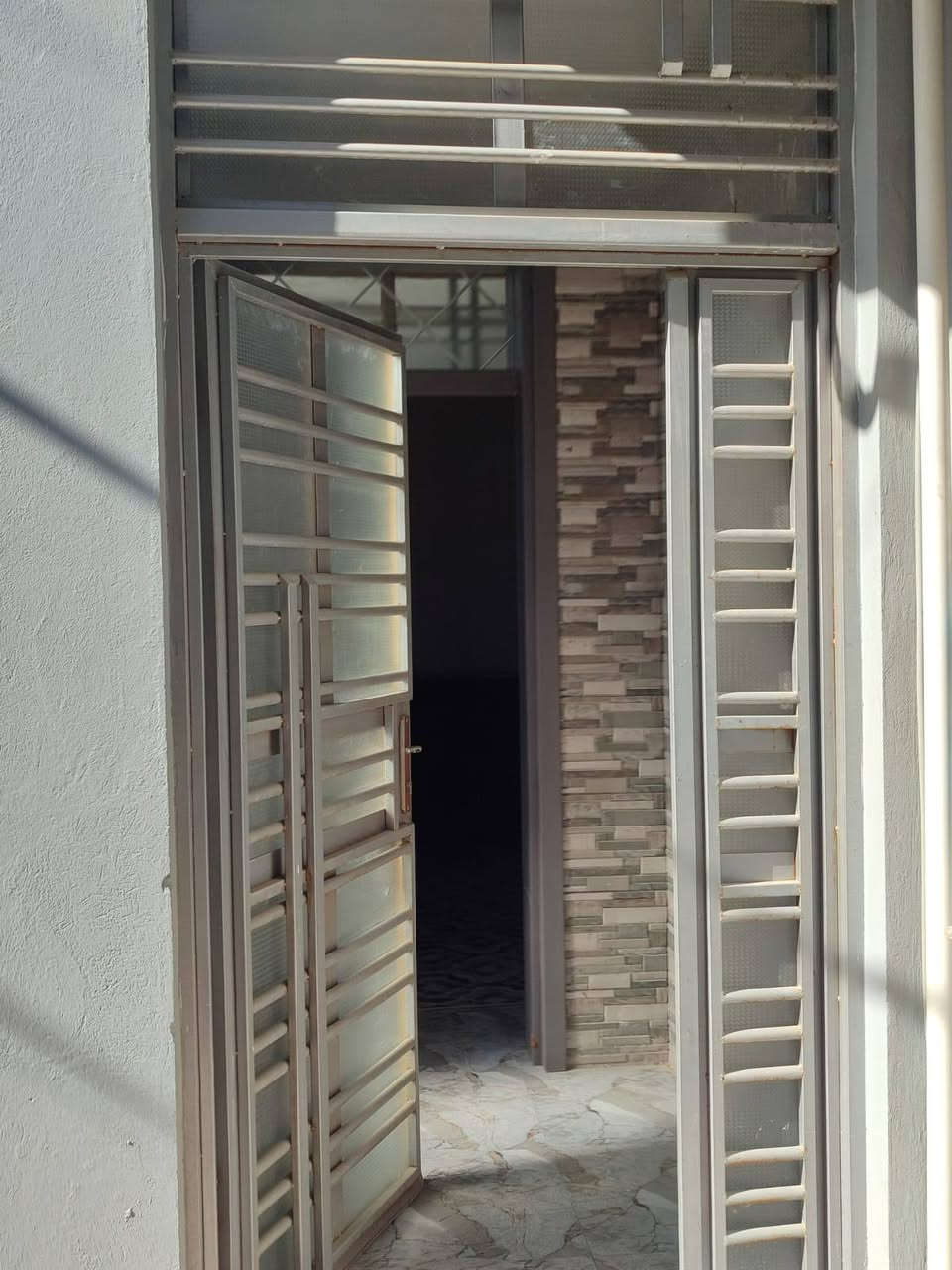 بيت للبيع
200 متر طابقين 
بي 5 غرف وكل غرفه تمتلك سويت 
ومطبخ حار وبارد وصاله وستقبال 
العنوان /حي جامعه شارع هدى سجاد
الرقم الاتصال /***********
