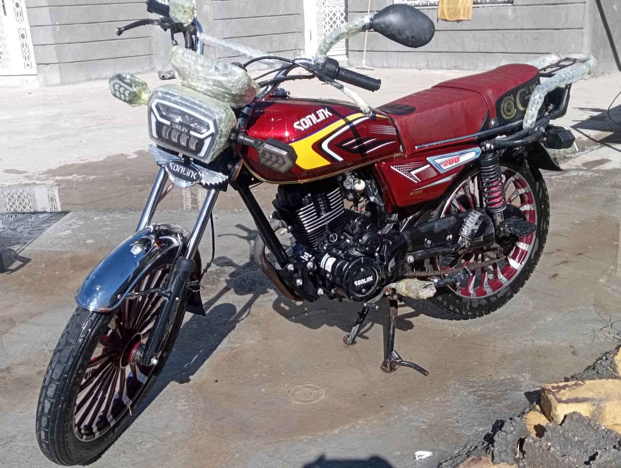 سونللك سيفان للبيع 
السعر 750 وبي مجال قليل 
نقوصاته شاشه مكسوره 
مكان بابل محاويل قرب سيطره الآثار 
كفاله عامه من كلشي مكينه ميتين تخبل 200Cc
رقمي للتواصل ....***********
