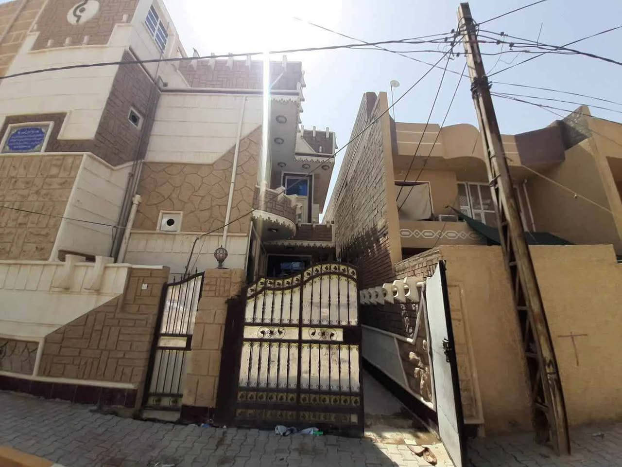 السلام عليكم 
بيت ركن على شارعين بناء حديث طابقين للايجار مساحه ١٠٠م 
بناء حديث ٤ غرف نوم واستقبال ومطبخ 
وصحيات فوك وجوه 
العنوان التحرير الشارع الحولي دور القاده قرب جامع عمر بن عبدالعزيز 
قيمه الايجار ٤٠٠
للاستفسار خاص


**إذا كنت صاحب هذا الإعلان وتريد حذفه لأي سبب، رجاءا أرسل رسالة إلى الدعم الفني**