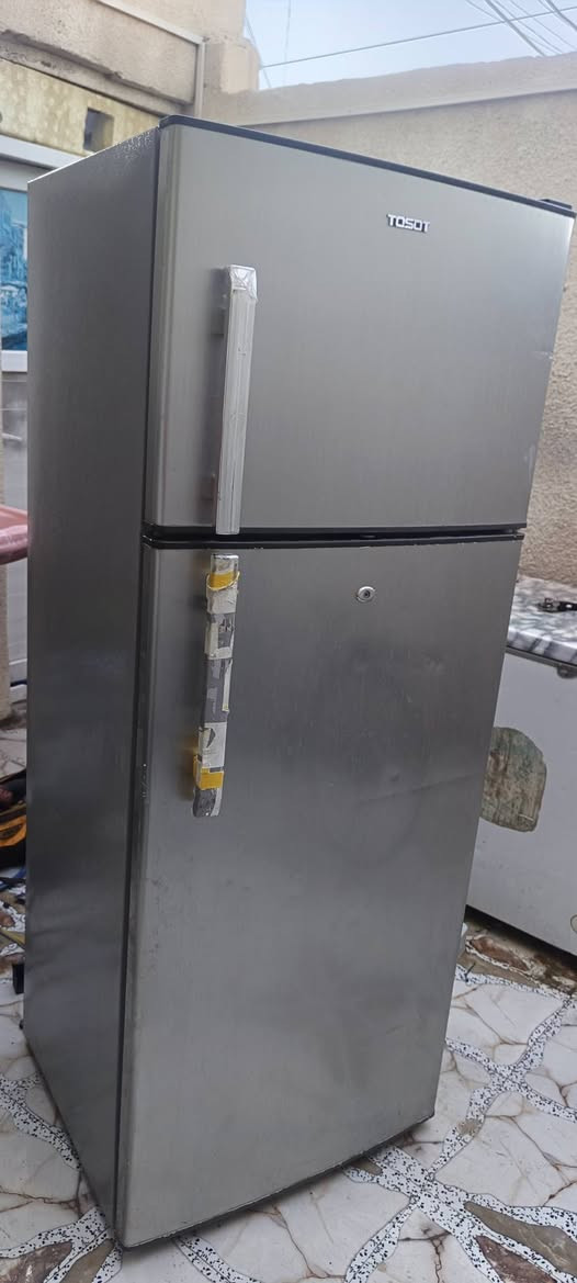 للبيع ثلاجه ماركه توسوت جديده بمعنى الكلمه تبريد راقي حجم كبير المكان القبله السعر 190 الف للاستفسار*********** الزبير, البصرة
