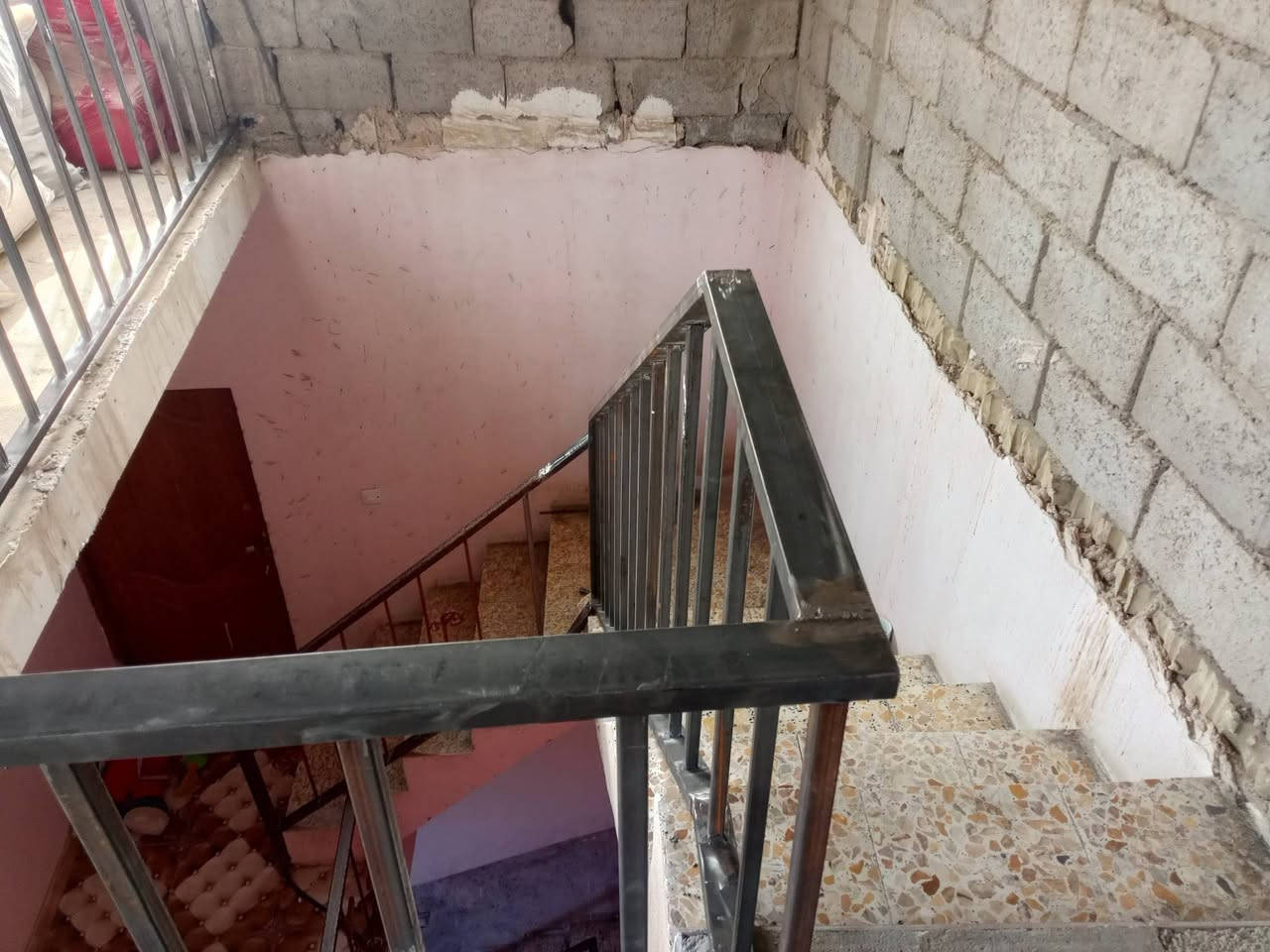 معمل الحجي لكافه الاعمال الحديدي محجرات درج بكافة الموديلات والاحجام***********بغداد الزعفرانيه شارع الزوراء
