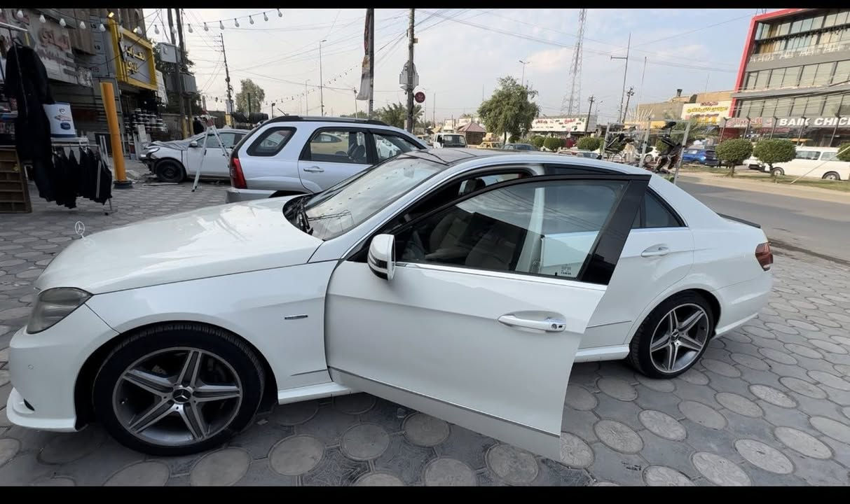 السلام عليكم
مارسيدس  2012 E200 amg 
محرك تيربو 4سلندر cgi 
وارد خليجي فول مواصفات بونراما ثلاث انضمه قيادة شفتات استيرن  ثلاث بردات رادار حساس امامي خلفي حساس امطار جنطه كهرباء زراك لايت كشنات حار بارد وبعد بيها مواصفات اكثر مواصفات الخليجي السياره مكفوله من الضربه والتبديل فقط صبغ بنيد اثر إطلاقه فقط رصعه وبيه بارد قليل السياره جديده بمعنى الكلمه رقم أربيل الجديد مراوس حسب القناعة

المكان بغداد البلديات.   الرقم ***********. السعر 160
