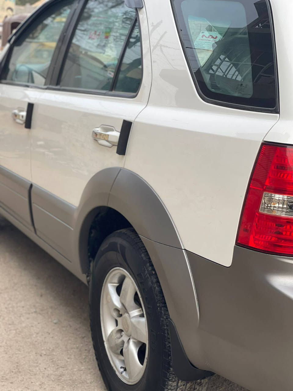 السلام عليكم 
 سورنتو 2007
وارد خليجي سياره اعلى فئه فول مواصفات بيه صبغ قطعة ونص 
رقم بغداد 
تحويل مباشر 
المواصفات 
فتحه سلايت 
داخل جلد 
فورويل 
شاشه كامره 
حداده حلوه
دواخل جلد 
تبريد ثلج شرط 
محرك 6 كفاله 
كير مكفول 
تحكم استيرن 
وباقي المواصفات المعروفه 
سياره ما متعوبه
مكان السياره بغداد 
رقم الهاتف ***********
