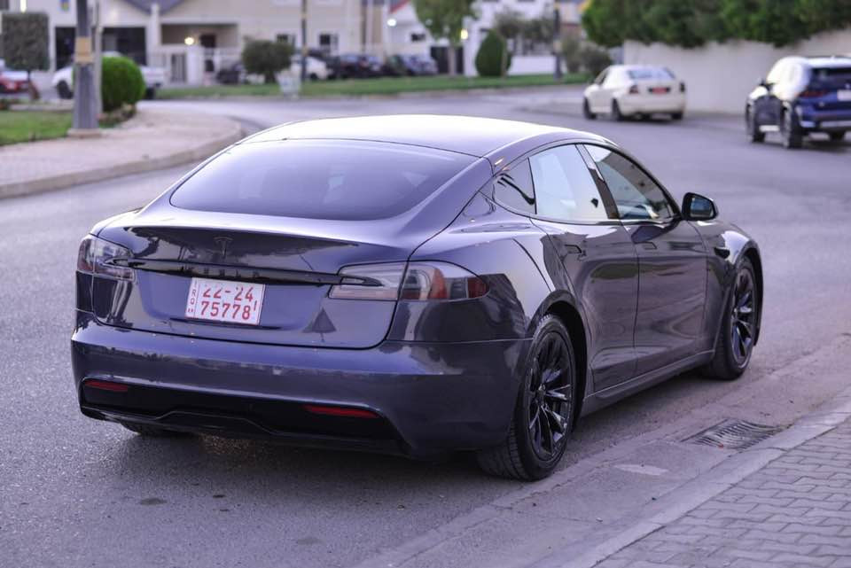 Tesla S
2022
Dual motor
Long Range 
32000 mile

39000 $

*********** واتساب

