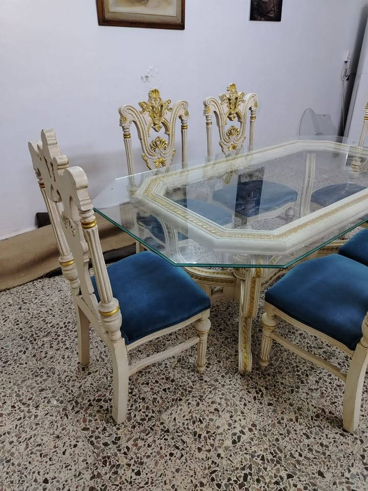 السلام عليكم
للبيع ميز طعام سعره 250 وبي مجال

و ثريه عدد 2 سعر ما كامل اناراتهه السعر 100

للتواصل ***********
