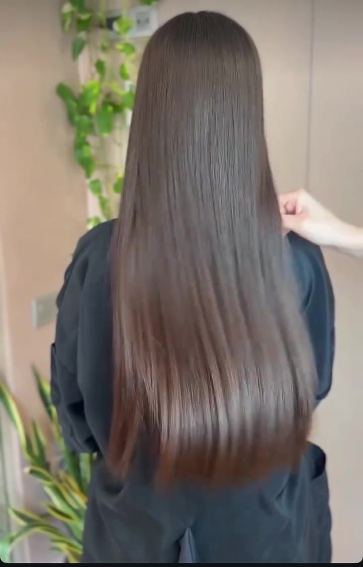 ✨ بروتين ومسرح  كوباكابانا Brazilian Hairtech – Copacabana Brazilian Protein ✨

معالج  ومسرح   برازيلي متطور يمنح الشعر نعومة فائقة ولمعاناً مرآوياً مع تقليل النفشة والحجم، ويعمل على إعادة بناء ألياف الشعر التالفة بفضل تقنية التانين والأحماض الأمينية والكيراتين المتحلل. مناسب للشعر المصبوغ والأشقر ولا يسبب اصفرار اللون.  

🌟 مميزاته

* يفرد الشعر ويقلل التجعد والنفشة.
* يمنح لمعاناً ونعومة عالية.
* يعيد ترطيب الشعر ويقوي الشعرة من الداخل.
* يساعد على تقليل التكسر والتقصف.
* مناسب للشعر المتضرر والمعالج كيميائياً.
* آمن للشعر الأشقر والمسحوب اللون.  

🧪 المكونات الفعالة

* التانين (Tannin Blend).
* الكيراتين المتحلل (Hydrolyzed Keratin).
* مركب الأحماض الأمينية (Amino Acids Complex).
* مواد مرطبة ومغذية للشعر.  

🌿 شنو الزيوت الموجودة بيه؟
الشركة تركز بشكل أساسي على التانين والكيراتين والأحماض الأمينية، وفي مجموعة البروتين توجد مكونات مغذية مثل زبدة المورومورو (Murumuru Butter) وزيت التوكوما (Tucumã Oil) ضمن نظام العناية المرافق للمنتج، وهي تساعد على التغذية والترطيب واللمعان.  

📝 طريقة الاستخدام

1. غسل الشعر بشامبو التنظيف العميق مرتين أو ثلاث مرات.
2. تجفيف الشعر بنسبة 80%.
3. تقسيم الشعر وتوزيع المنتج خصلة خصلة مع الابتعاد حوالي 1 سم عن الجذور.
4. تركه من 45 إلى 60 دقيقة حسب نوع الشعر.
5. شطف الشعر بالماء حسب حاجة الشعر.
6. تجفيف الشعر 100%.
7. سحب السشوار ثم الكي على خصل رفيعة حتى تثبيت المادة داخل الشعر.  

💎 النتيجة
شعر ناعم، لامع، سهل التصفيف، أقل نفشة وأكثر انسيابية من أول جلسة، مع مظهر طبيعي وصحي يدوم لفترة طويلة.


**إذا كنت صاحب هذا الإعلان وتريد حذفه لأي سبب، رجاءا أرسل رسالة إلى الدعم الفني**