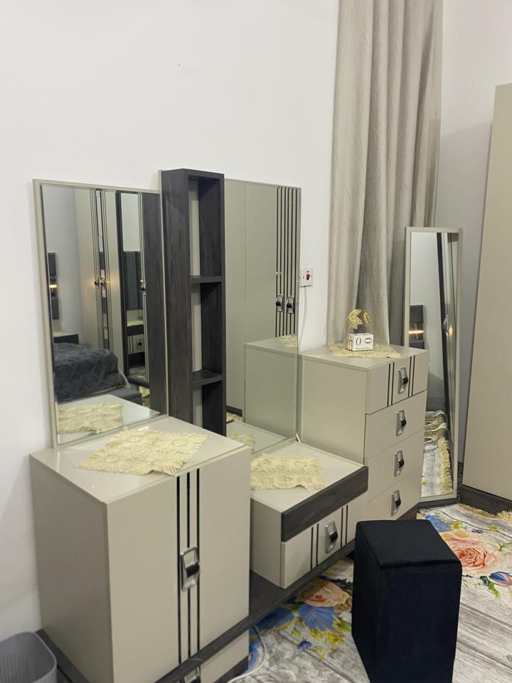 السلام عليكم غرفه 10 قطع  تركي جديده للبيع سرير نفرين مخزن داخلي واناره جانبيه كنتور 6 أبواب مع ملحق 2 باب طابوريه وشازلون  للاستفسار ***********
