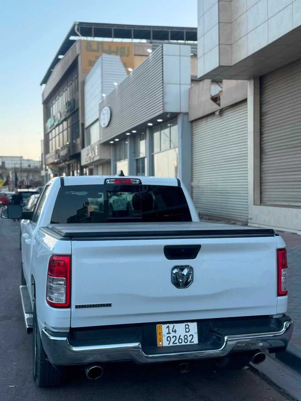 السلام عليكم شباب
رام 1500 بيغ هورن (Big Horn) موديل 2023. 

للبيع 330 ورقه 

* محرك 5.7 لتر HEMI V8 

* ناقل حركة أوتوماتيك 8 سرعات. 

*باب طويل بدي قصير مغلف 

*ماشية 83 كيلو متر 

* شاشة وسطية Uconnect مع دعم Apple CarPlay وAndroid Auto.

* كاميرا خلفية وحساسات ركن.

* رقم بصرة تحويل مباشر 

صور الحادث مرفقة ايرباكات سليمة

مكاني بصرة ***********
