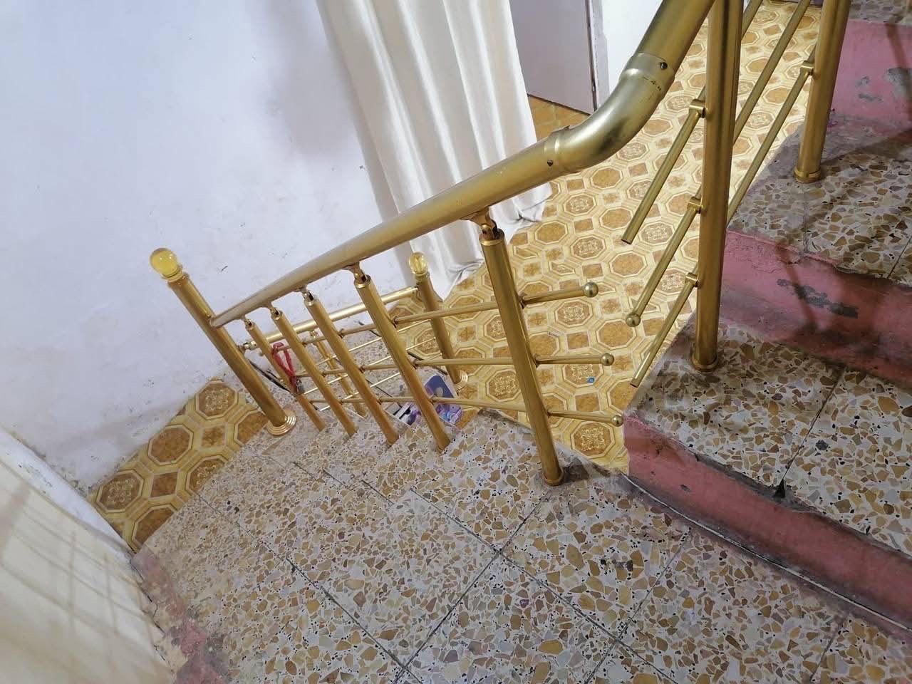 السلام عليكم بيت للبيع في حي رمضان المساحه ١٨٠ وفي السند ١٥٠ بي خمس غرف نوم كبار وصالتين ومطبخ وبراني ومجموعتين صحيات موقعه مميز وكلشي قريب عليه سعره ١٤٥ مليون وبي مجال للشراي للاستفسار ***********بي بس واتساب