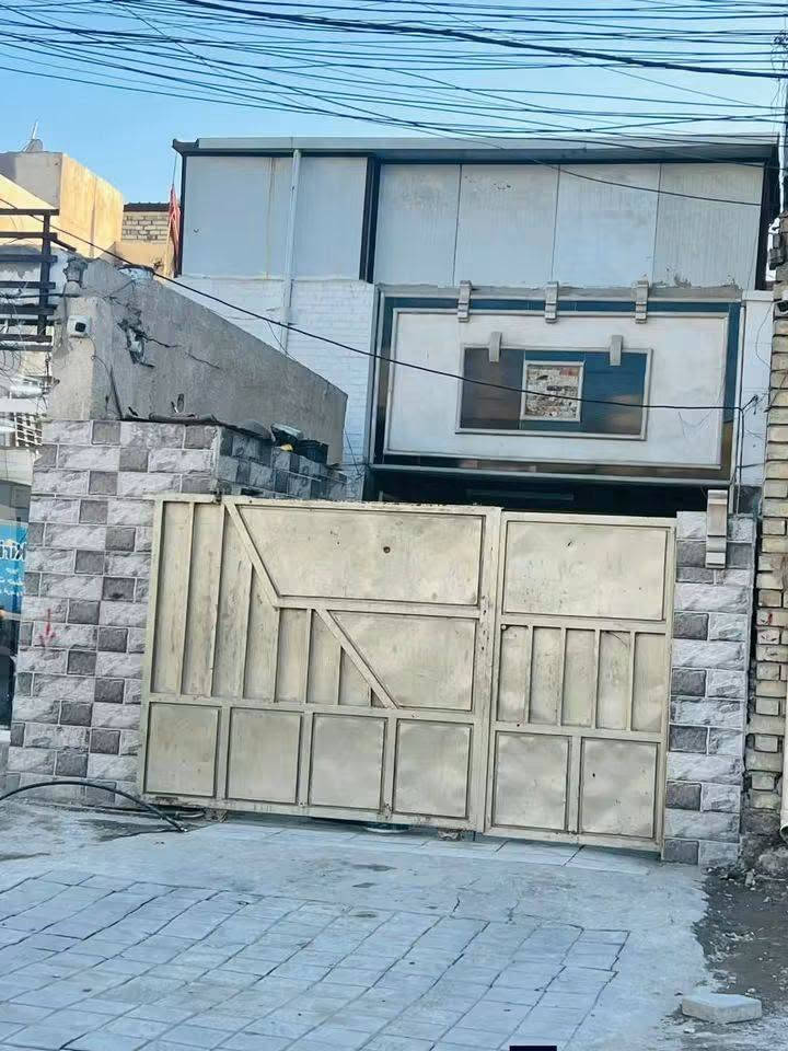 سلام عليكم من رخصت الادمن دار للبيع المساحة ٢٠٠متر يحتوي على غرفه نوم ومطبخ وهول وستقبال في طابق الارضي وغرفتين  نوم في الطابق الاول ويحتوي على محلات تجارية عدد ٢لبيت عكاده لواجه ١٠ ونزال ٢٠الموقع الأمين الثانية الشارع الرئيسي الفاصل بين لامين والمعلمين قرب الصيدلية النظامية ***********او وات ساب صاحب العقار٠٠٤٤٧٩٥٨٥٧٣٠٩٠
