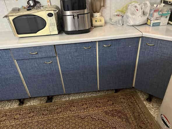 السلام عليكم 
بيع مستعجل لغرض  ظروف خاصة 
سعر القنفات ٦٠٠ الف
سعر ميز الطعام ٧٥٠
سعر معرض مع المراية ٧٥٠
العنوان بغداد / المنصور 
الاتصال / ***********
