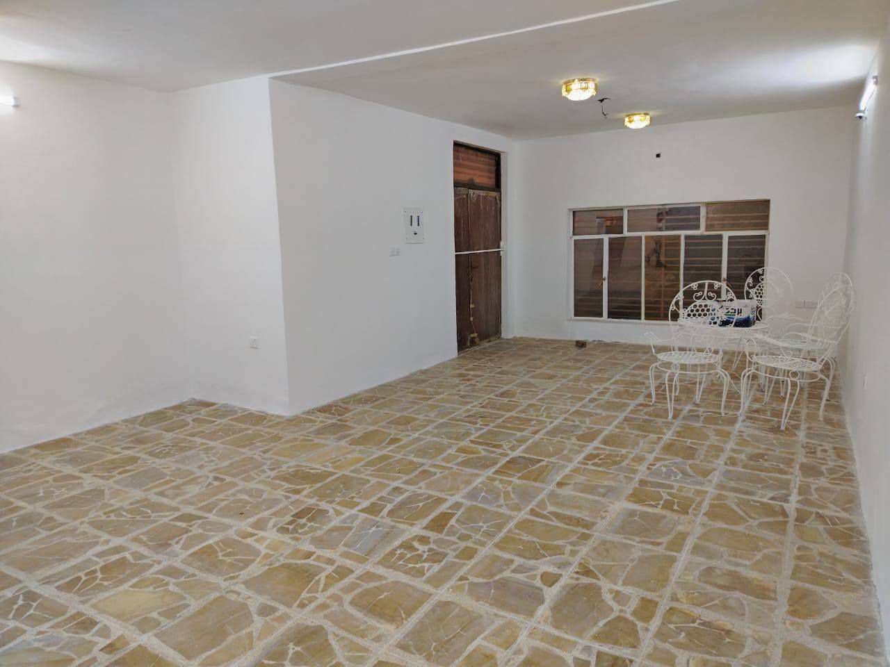 بيت نظيف للايجار مساحة 200م  في الدورة شارع 60 المربع الاول قريب على كافه الخدمات و قريب على شارع 60 كراج كبير يكفي سيارتين وحديقه و خدمات خارجية للضيوف مدخلين على المطبخ وعلى الاستقبال وغرفة نوم كبيرة ومنور و خدمات وحولي صغير و استقبال كبير جداً 
الطابق الثاني غرفتين نوم و خدمات وسخان وماطور ماء 
وخزان ماء عدد 2 وسطحين 
السعر 750 ألف قفل 
*********** واتساب
