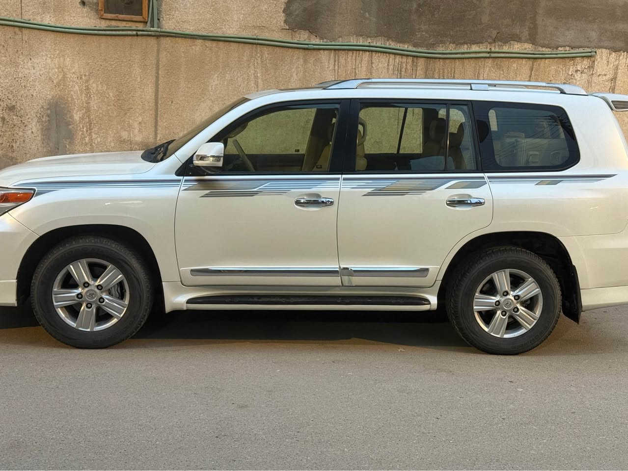 مكلف بالنشر تويوتا لاندكروز موديل 2012 السيارة مكفولة من الصبغ والضربة والتبديل محرك وكير جدد على وضع الشركة تبريد خير من الله 
للاستفسار 
*********** البصرة, العراق
