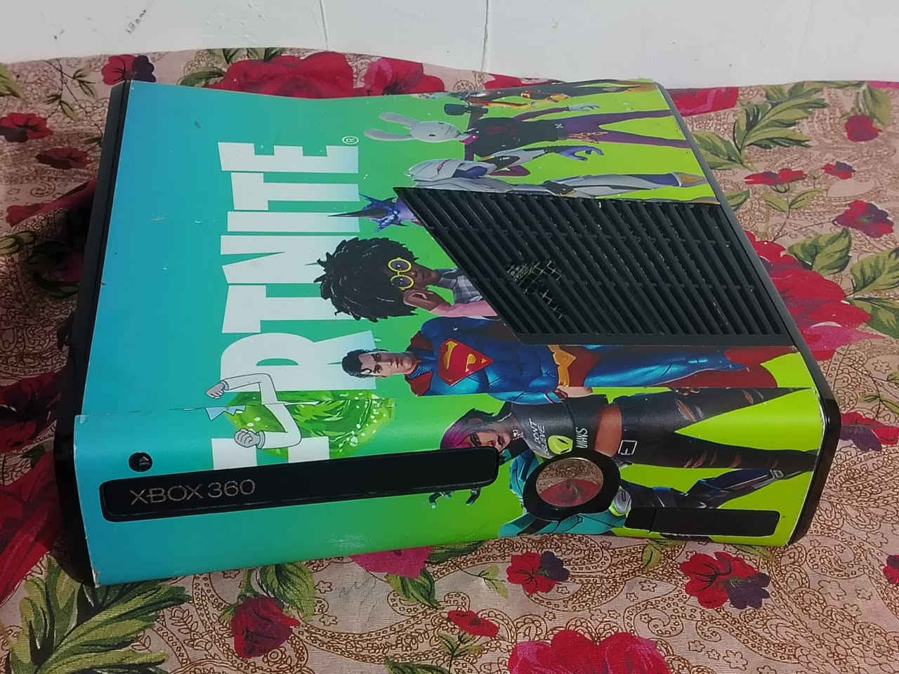 متاح اكس بوكس 360 للبيع فول نضافه بي العاب 122لعبه أكثر شي العاب قويه جهاز موشم بي ٣يدات وحده سحريه بي يو بي اس (سعر 100قفل)
تكدر تراسل خاص او رقم ***********
