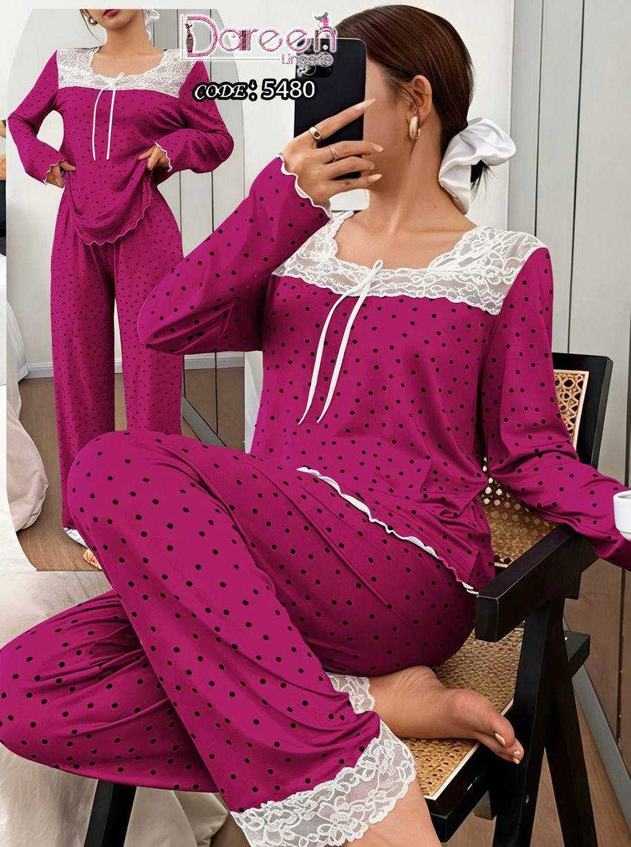 تراك  ماركات 
القياس // فري سايز 
خامه فالينه 
بجامه عريضه 
توصيل داخل بسمايه الف 
***********
