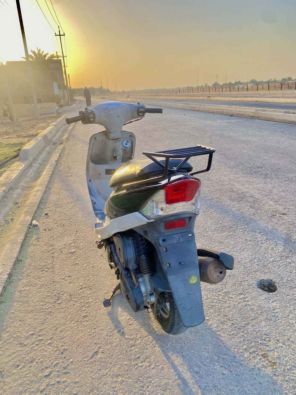 السلام عليكم 
ماكس منغولي حاويه مامفتوحه كفرات ختم وي المكينه بلاد الدراجة مبولشة كابريتر سلف بلاد نكره سلف هندر واحد كهربائيات كامله وافحص وين مايعجبك سعر 900 وبيها مجال المكان السماوة هذا رقمي للتواصل ***********
