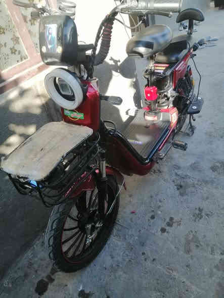 سلام عليكم ورحمة الله وبركاته
شلونكم اخوان الأعزاء
دراجة شحن للبيع
نضافة 100 💯
5 بطاريات جديد مال شركة ما مبدل
استعمال شهرين فقط موجود الوصل 
كاملة مكملة كل عيب ما بيهة
للاستفسار تعال خاص
رقم الهاتف ***********
