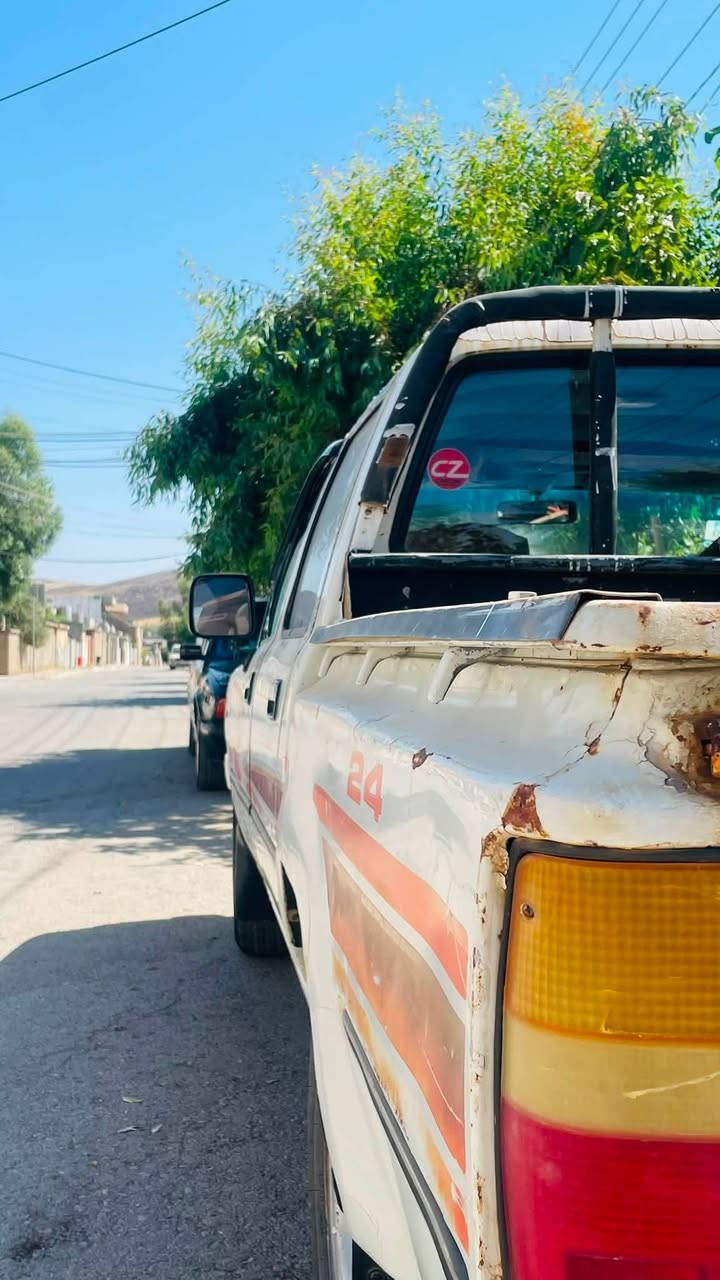 توێتا یابانی ئەسڵی . پیکاب  ١٩٩٢.  مەکینەی. کرۆسیتای.     گێڕ و مەکینەو.  عەکسل تەقە و ڕە قە   بە شەرت.    ئاڕمی سلێمانی  بە شەرت.   دەعمی قورسی نیە. سەیارەکە. ماڵی دۆستە     
سعری ٤٨ گەڵاوە. مەعامەلەیەکی  برایانە 
 ژ.م.  ***********   
شوێن. سلێمانی
