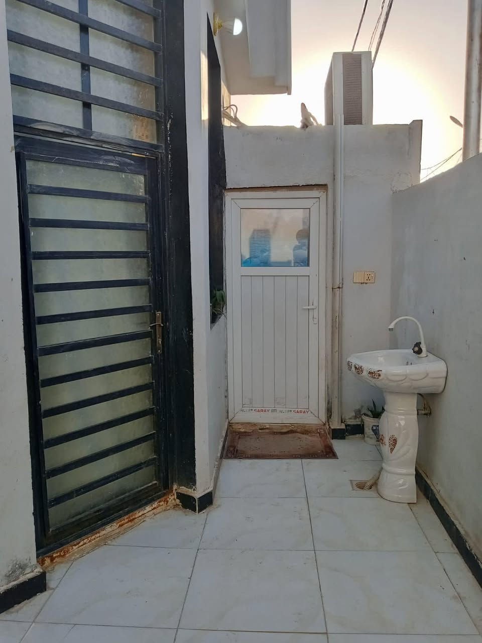 🏡دار للبيع🏡

المساحة:105 متر 

✅ #طابو_زراعي_سند_25_أقرار_محكمه

السعر: 39مليون  (مع المجال)

الموقع: النجف شارع الصب عمود327 #أ

مواصفات البناء:

غرفه نوم وصاله ومطبخ واستقبال حمامات داخليه وخارجيه وكراج 

بناء مرتب (أساس + سقف كونكريت + طابوك)

أرضية بورسلين أبو الـ 60

الخدمات:

ماء كهرباء مدارس سوق تبليط مولد

للاستفسار والاتصال:

***********
