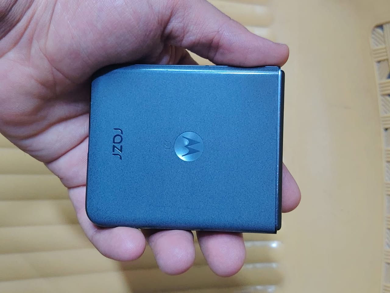 Motorola razr 50s
قابل للطي (Flip)

شاشة بمقاس 6.9 بوصة من نوع pOLED بتردد 120Hz لتجربة تصفح وألعاب سلسة جداً.

المعالج: MediaTek Dimensity 7300x

ذاكرة 256 
ملاحظة مهمه توجد نقطة سودا بشاشة فقط

مماثرة ابدا
سعر 350 بي مجال قليل


**إذا كنت صاحب هذا الإعلان وتريد حذفه لأي سبب، رجاءا أرسل رسالة إلى الدعم الفني**