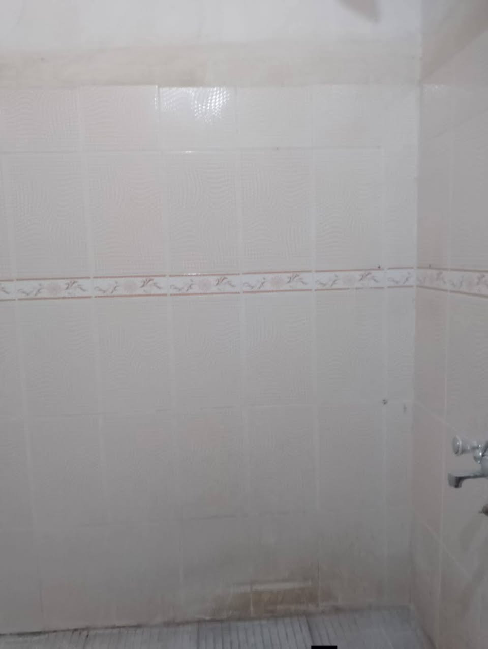 دارللايجار100م طابقين حزيران خلف جامع الصفه قرب صيدلية مدينتي ارضيه سيراميك طابق1 غرفة هول مطبخ صحيات كراج سيارة  فوك غرفتين وصحيات سعر ٢٢٥ للاستفسار ***********
