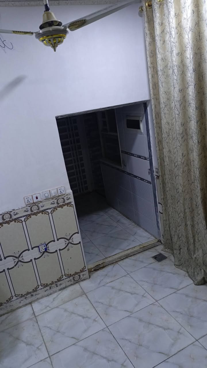 السلام عليكم بيتين للبيع شارع المطار قرب صيدليه الالفه ١٠٠ متر مربع الواحد طابقين اول واحد بي غرفتين فوك وحده جوه مع استقبال وتخاريج جوه وبره والثاني بي غرفه فوك وغرفه جوه السعر الواحد ٥٠ مع المجال للاستفسار على الرقم ***********@
