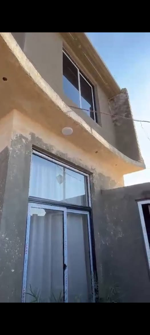السلام عليكم 
بيت بناء حديث طابقين بالحبليه الثانيه مساحه 200 متر  السعر 160رقم ابو البيت  
***********
