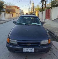 سيارة استرا استيشن موديل 92 حجم 18 كاربون بانزين مكينة و كير شرط مصبوغ...