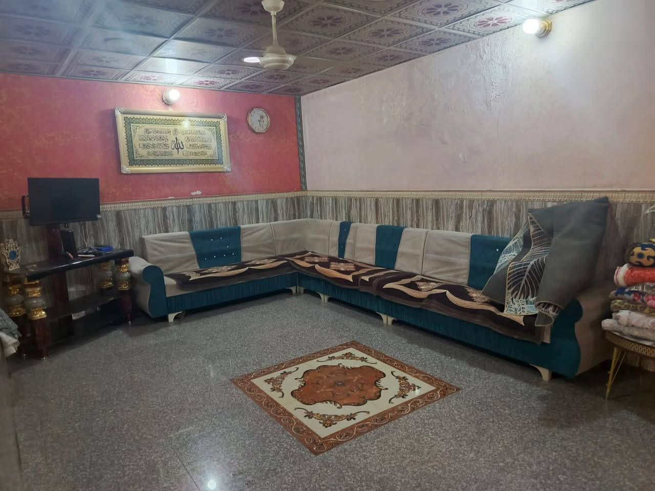 بسم الله الرحمن الرحيم 
يعلن مكتب الرنين للعقارات عن توفير 
(دار طابو صرف للبيع )
الموقع في الجبل حي الحسين 
المساحه 165 في السند واقع الحال 180 متر 
يحتوي على غرفتين نوم 
استقبال 
هول 
مطبخ 
صحيات 
كراج 
البناء طابوك السقف عكاده 
كافة الخدمات ماء / كهرباء/ تبليط / مجاري 
السعر 65 قابل للتفاوض 
للاستفسار والطلب زيارة مكتب الرنين او الاتصال 
***********/مرتضى 
***********/المكتب

