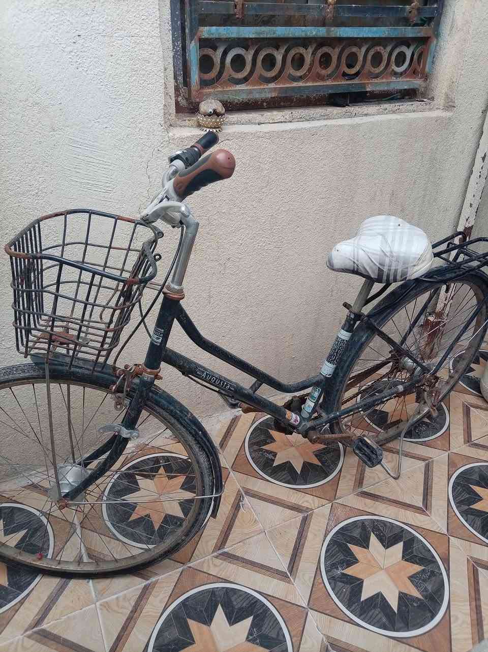 السلام عليكم بايسكل سياحي مابي اي نقص جان متورك سعره 40 وبيه مجال قليل رجاء مو شراي لا يتعبني رقمي ***********
