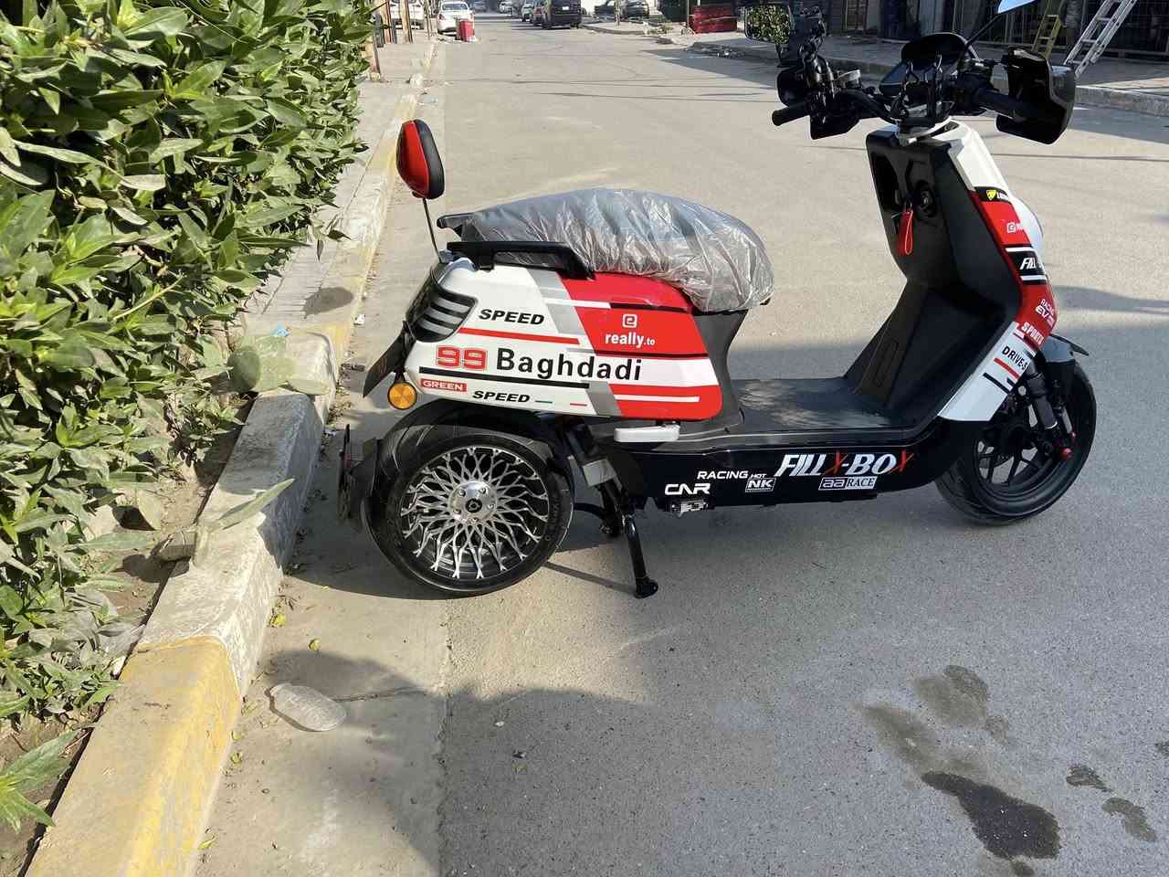 السلام عليكم دراجه شحن نوع الكاسحه نضيفه اخت الجديده مواصفاتها  6 بطاريات دبل مسطره دبل مفتاح اوبصمه بيه نضام جك صعدو ونزول ماشيه 1300 رقم الهاتف ***********العنوان بغداد المنصور
