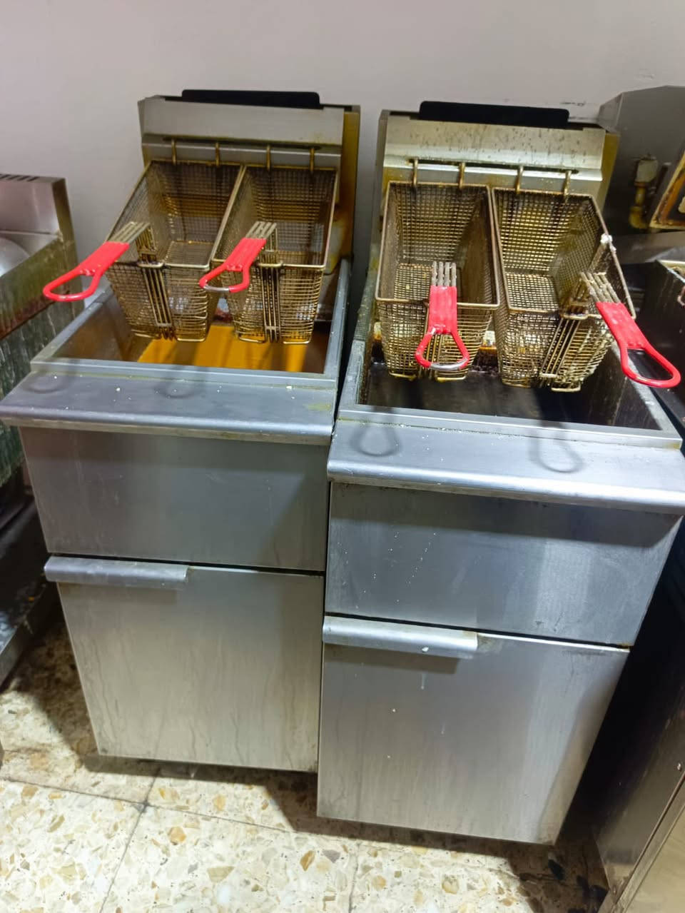 غراض مطعم للبيع
‭0773 337 7404‬
