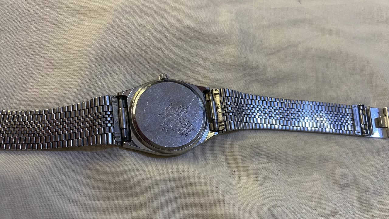 معروض للبيع ساعة سيتيزن (Citizen) كوارتز يابانية أصلية (Vintage)، بتصميم كلاسيكي ناعم وأنيق.
أبرز تفاصيل الساعة:
 الماركة: Citizen Quartz (ياباني أصلي بالكامل ومحفور بالخلف Japan).
 الميناء: لون فضي صدفي مميز يحتوي على نافذة لعرض التاريخ واليوم (تاريخ ثنائي).
 السوار: الساعة تأتي مع سوارها الفولاذي الأصلي المختوم باسم الماركة (الشدة بلادها) وقابل للتعديل بسهولة.
 الهيكل: فولاذ مقاوم للصدأ (All Stainless Steel).
 رقم الموديل/الماكينة (حسب النقش الخلفي): 4-162047


**إذا كنت صاحب هذا الإعلان وتريد حذفه لأي سبب، رجاءا أرسل رسالة إلى الدعم الفني**
