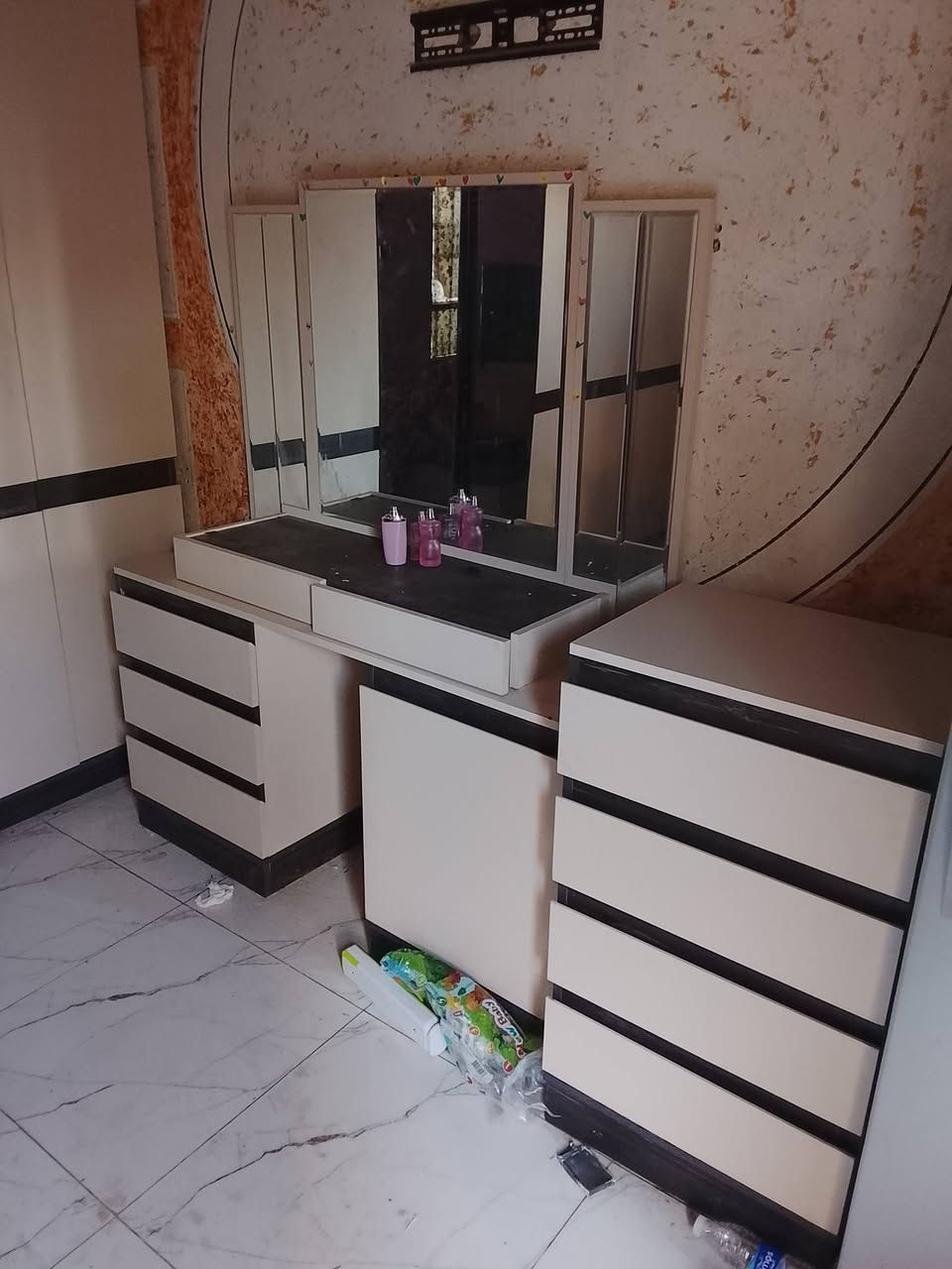 غرفه نوم تركيه مده الاستعمال ٩ اشهر شد الشركه مامفتوحه بس جك الجربايه طاك ونضافتهه شوفته عينكم بيع مستعجل السعر ٦٠٠ وبيهه مجال بصيط مكاني دوانيه جديده قرب رءاسه الصحه فرع السماجه 
***********
