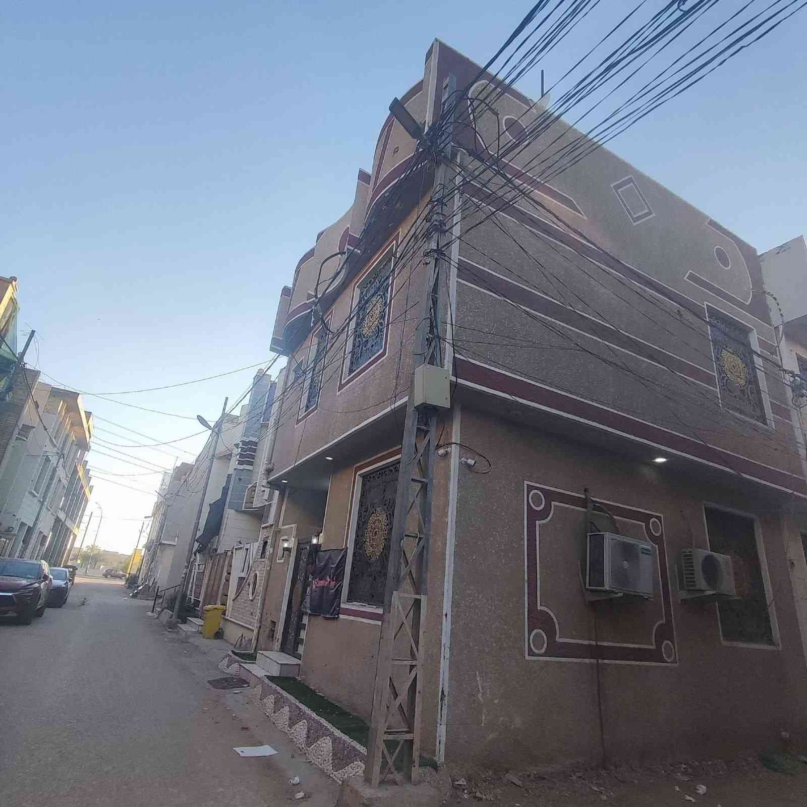 للبيع 50 متر طابقين ركن قريب حولي الزوار مباشر
يصلح حسينيه او سكن موقع مباشر عل حولي الزوار 
بناء طابوك يحتوي على استقبال وصاله ومطبخ وصحيات داخليه وصحيات خارجيه وطارمه ومنور 
الطابق الثاني غرفتين نوم وصاله وصحيات وسطح 
سند 25 ومكاتبه مع صاحب الأرض وقرار محكمه 
كافه الخدمات تبليط ماء مجاري وكهرباء 
البيت سعرة مناسب جدا 
*********** واتساب
