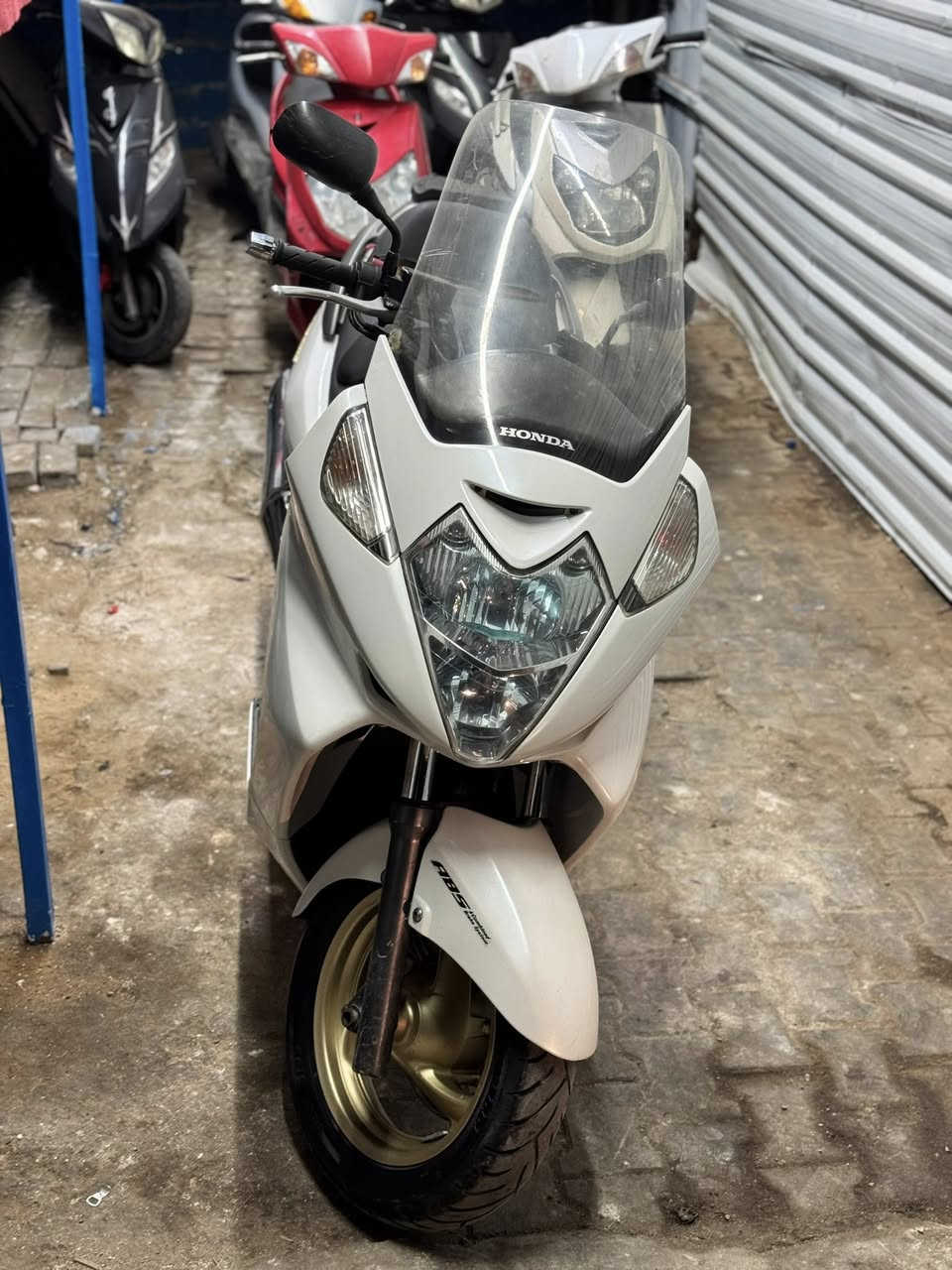 السلام عليكم 
سلفر ونج 600 ( فول مواصفات )
شاشة زركة مازدة زركة ABS
فج ويل علامة ذهبي 
ماشية 41 
العنوان بغداد مدينة الصدر 
***********
