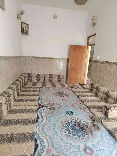 بسم الله الرحمن الرحيم بيت للبيع المساحه 100 متر طابو صرف حي النداء شارع مجمع بيتي عمود 54 خلف ابو شهاب العنزي يبعد عن الشارع العام 100 متر فقط بناء درجه اولى بناء طابوك اساس وسقف صب كونكريت البيت طابق ونص يحتوي على غرفتين + صاله +مطبخ+استقبال+حمامات خارجيه وداخليه السعر 95 مع المجال للاستفسار ***********
