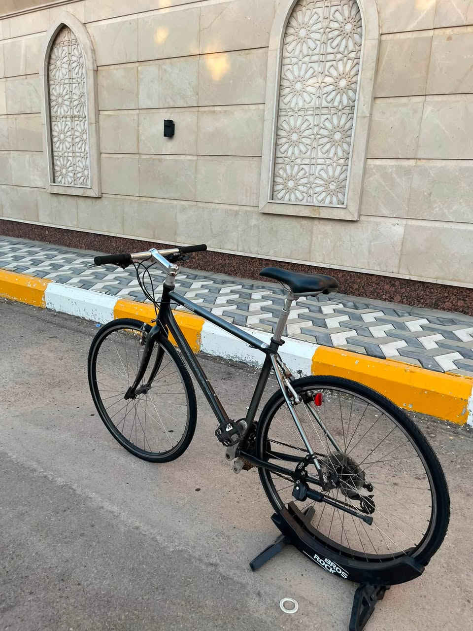 السلام عليكم 
للبيع بايسكل ماركة جاينت سكيب 
الحجم 28 
القياس M 50cm 
سستمه سرام و البدالات شيمانو 8x3 
بوري سرج بي دبل يعني مريح و يقلل من صدمه الطسه 
البايسكل كله على وضع الحاويه و غير مستخدم داخل العراق 
نضافه الدراجه عاليه جداً مابي شخوط شي بسيط مال حاويه 

السعر 180 
مكاني بغداد زيونه 
هاتف *********** 
متوفر توصيل لجميع محافظات العراق.
