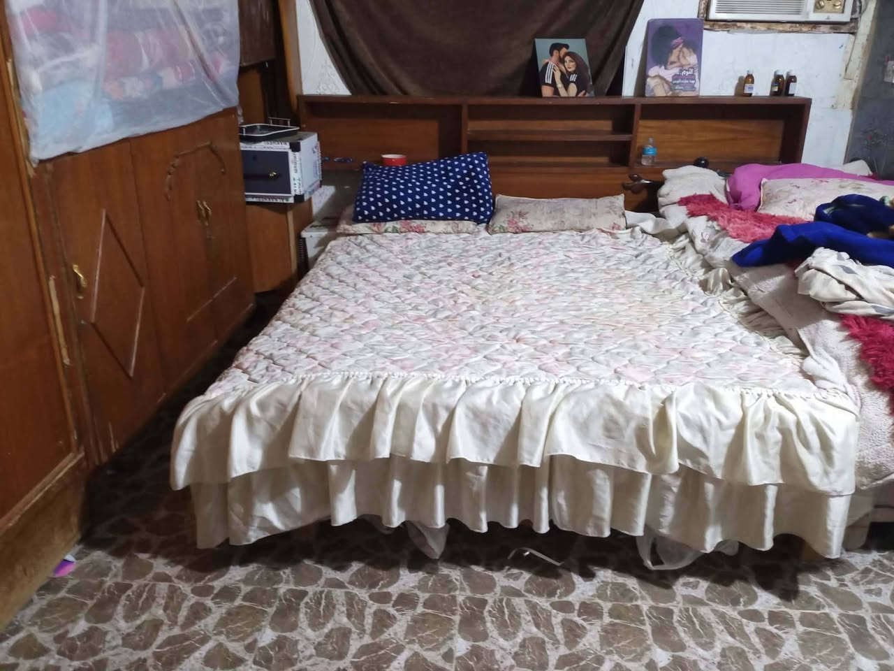 مستعجلين كلش علة بيعتة
غرفة نوم جرباية وكنتور وميز وزاوية ب150وبي مجال مكاني خاجية كلش مستعجلة علة بيعتهة شراية تتصل***********
