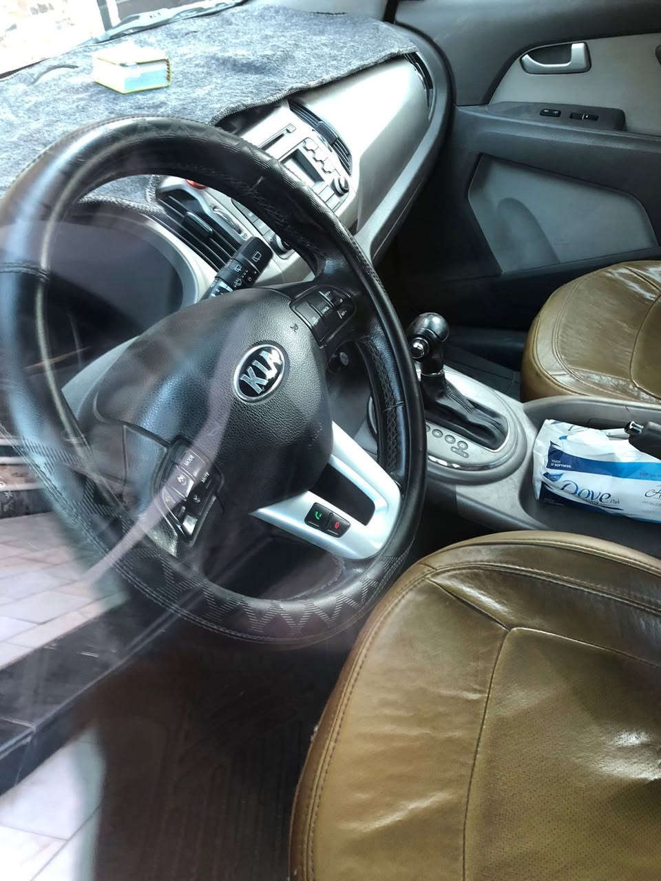 السلام عليكم اخوان. 
سبورتج خليجي 2015. 
مري شفط. 
لد نهاري. 
حساسات خلفيه. 
تحكمات ستيرن. 
تغليف كشنات جلد مال دبي. 
سياره نظيفه بيها ملاحظات وبارد موضح بالصور وسونر موجود مكفوله من الحادث.  
ماشيه 69الف كيلو متر
السعر 165 وبيها مجال بسيط. 
للاستفسار عالارقام   
***********
***********
عنوانها بغداد الحريه. قرب مجمع تجيان.
