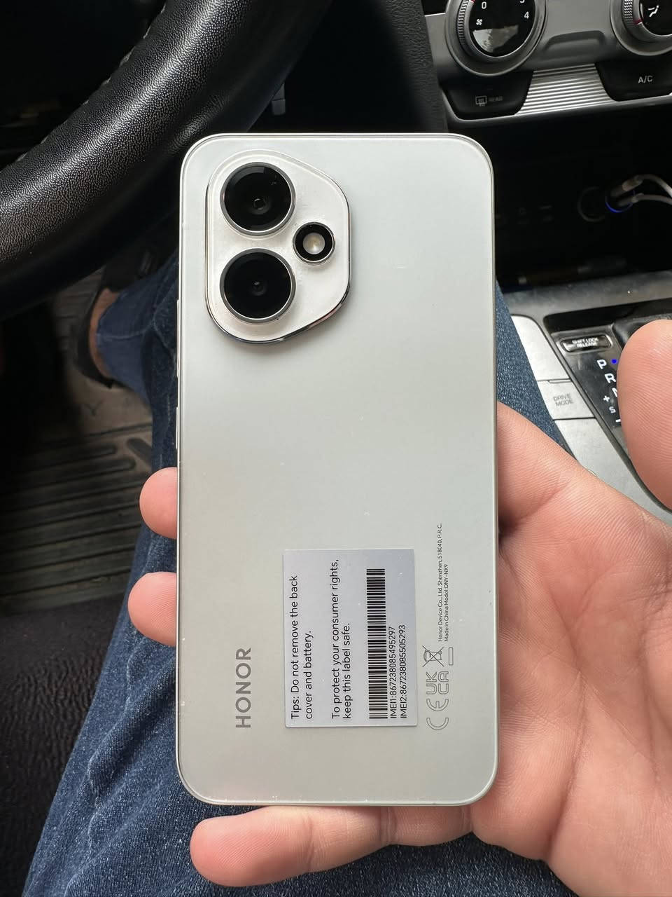 سلام عليكم للبيع هونر ٤٠٠ جهاز جديد مصاله شهرين من استخدمته نضيف كلش وكامل محلقاته شاحنه وكارتون الاصليه ذاكرته ٥١٢ كيكا مكاني بغداد الغزالية السعر المطلوب ٤٩٠ الف رقم تليفوني ***********
