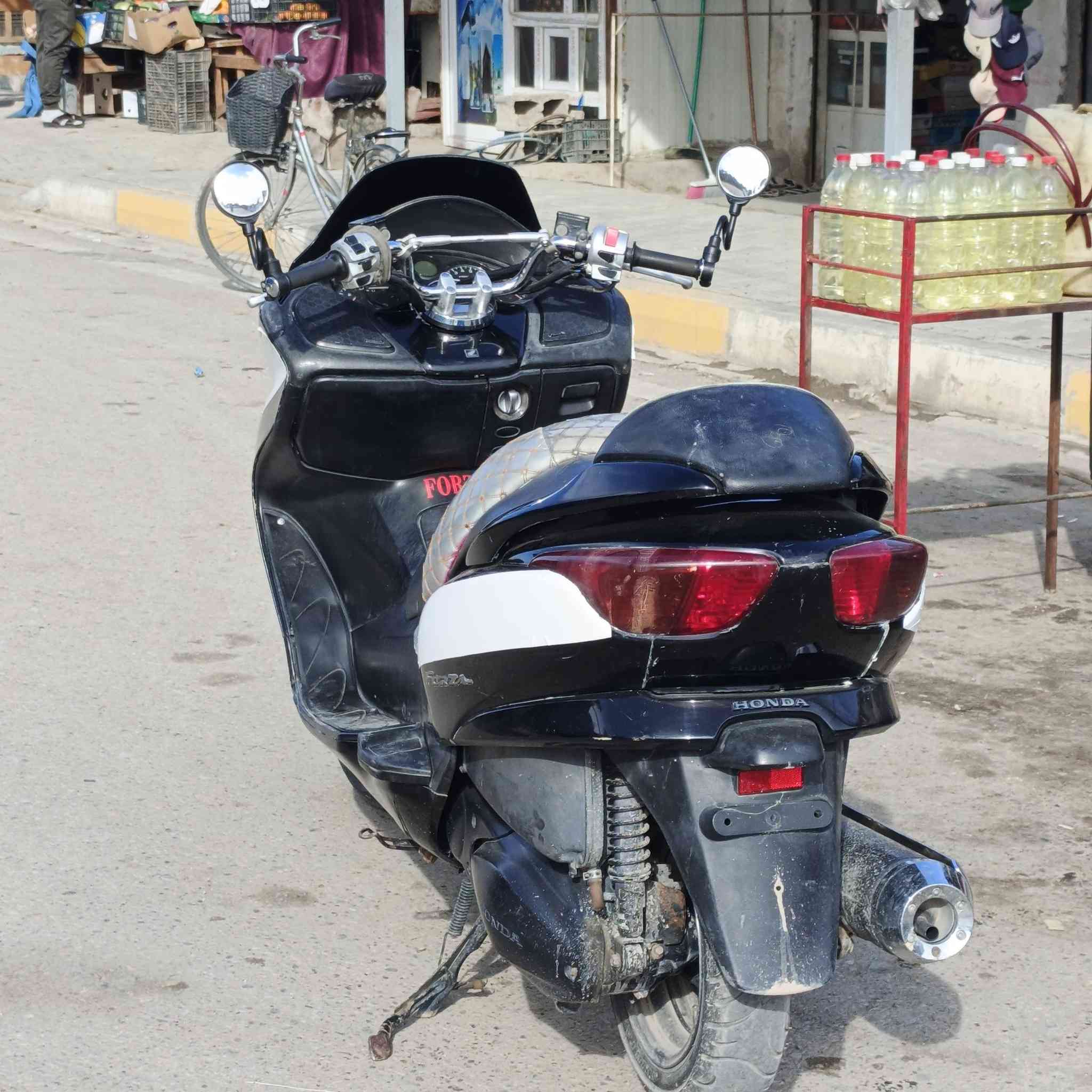 السلام عليكم فورزة 0.8للبيع كاملة اي نقص مابية او كلشي شغال تايرات جدد او المكينة خير من الله لا تنقيص لا تبخير او هاي الدراجة كدامك كلشي شغال كهربائيات عدادات السعر مليون او بيهة مجال حك الجية للتواصل ‏‪***********‬‏
