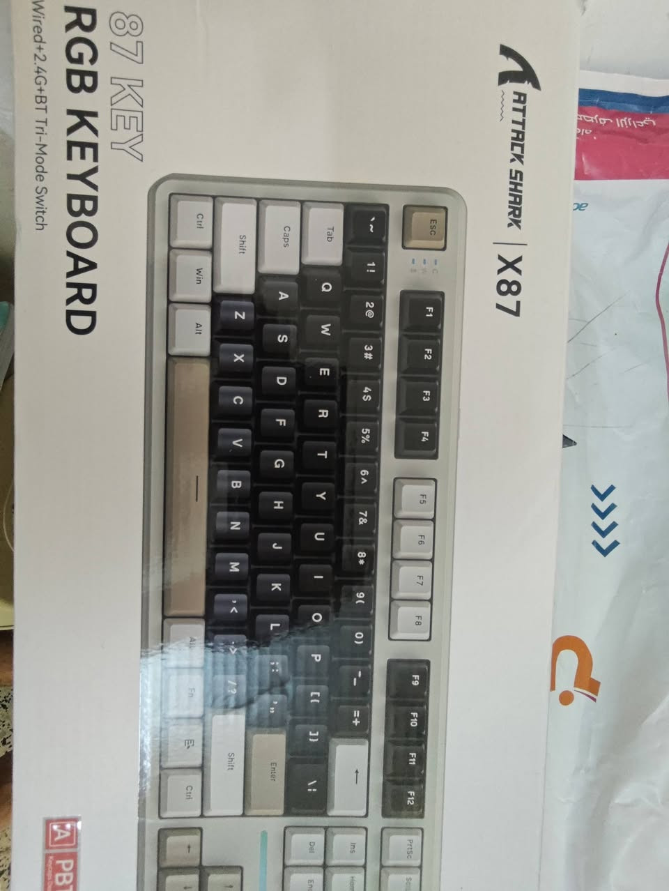 🔥 للبيع كيبورد ميكانيكي احترافي 🔥
Attack Shark x87 Trio mode mechanical keyboard 

✅ حجم 80% ويوفر مساحة أكبر للمـاوس
✅ Gasket Mount مع عوازل داخلية لصوت وإحساس أفضل بالكتابة
✅ اتصال ثلاثي: Bluetooth + 2.4G + USB-C
✅ Hot-Swap (تبديل السويتشات بدون لحام)
✅ سويتشات Blueberry Linear مدهونة جاهز
✅ RGB قابل للتخصيص
✅ بطارية قوية 4000mAh
✅ كيكابات PBT عالية الجودة
✅ متوافق مع Windows و Mac

مناسب للألعاب والكتابة والاستخدام اليومي، أداء ممتاز وشكل أنيق.
 للتفاصيل والسعر راسلني.


**إذا كنت صاحب هذا الإعلان وتريد حذفه لأي سبب، رجاءا أرسل رسالة إلى الدعم الفني**
