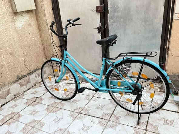 السلام عليكم 
بايسكل بطه BD 
موديل 2018
ياباني شرط 
مختم 
لون مميز سمائي 🟦 
صارله شهر منزله حاويه 
السعر 160 
العنوان كربلاء حي الاطارات 
***********
***********
