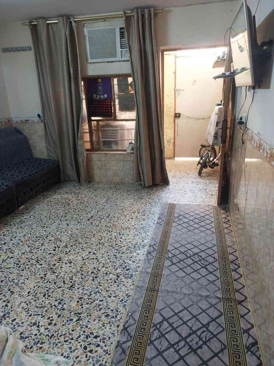 السلام عليكم
نصف قطعه شرك لبيع
مدينه الصدر قطاع 44 
قريبه عل شارع الجوادر 
طابق ونص نضيفه 
عاليه من الشارع 
لاستفسار خاص او عل رقم 
***********
