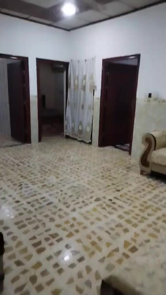 بيت في بعويزه يبعد عن شارع 300متر ركن مساحه البيت  300متر زراعي بي غرفتين نوم 5×4هول 5×5مطبخ 6×4استقبال 6×4بناء 200متر 100متر حديقه تردك خل بيت مع بير سوري  خدمات كامله ماي كهرب شارع تبليط موظح بفديوات للستفسار خاص او وت ساب ***********
