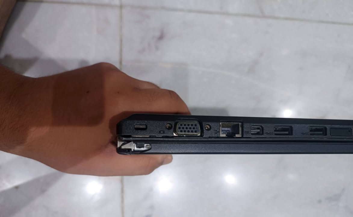 لينوڤا ثنك باد L460 الجيل 6 رام 8 هارد 128ssd الجهاز بي كسر من الحاف بالطار مال الشاشه مآثر على الشاشه ابد ولا البورده الجهاز نظيف كلش ويا شاحنته الاصليه الجهاز يجي وياه ماس باود و ماوس و جنطه سعر الجهاز 140 قفل العنوان بغداد الكراده رقمي***********
