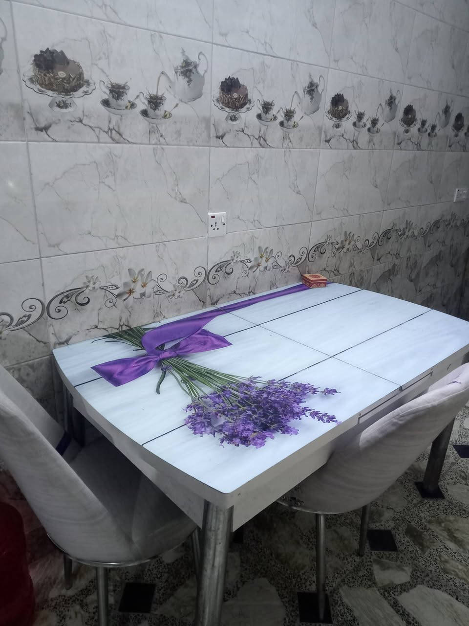 ميز طعام اسود مع اربع كراسي 
ميز طعام جام يتكبر ويتصغر مع 3 كراسي 
عنواني بغداد حي أور


**إذا كنت صاحب هذا الإعلان وتريد حذفه لأي سبب، رجاءا أرسل رسالة إلى الدعم الفني**